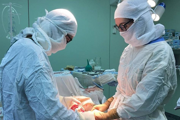 Зачем пациенту Сургутской травмбольницы пришили руку к животу? На что ещё идут хирурги, чтобы восстановить целостность кожного покрова на повреждённых участках