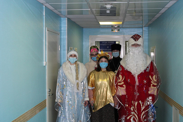 Прихожане и священнослужители храма святителя Луки поздравили пациентов детских отделений травмбольницы с Рождеством