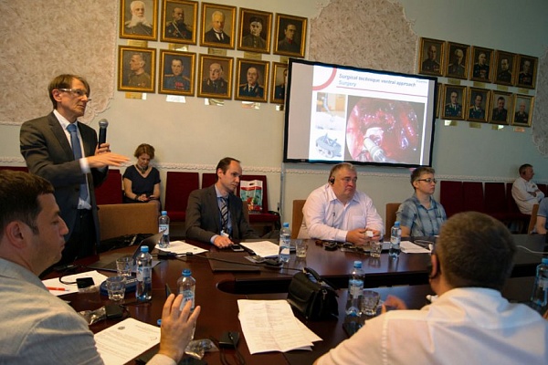 Нейрохирург Травмбольницы Дмитрий Глухих выполнил сложнейшие операции в Главном госпитале им. Н.Н. Бурденко в онлайн-режиме