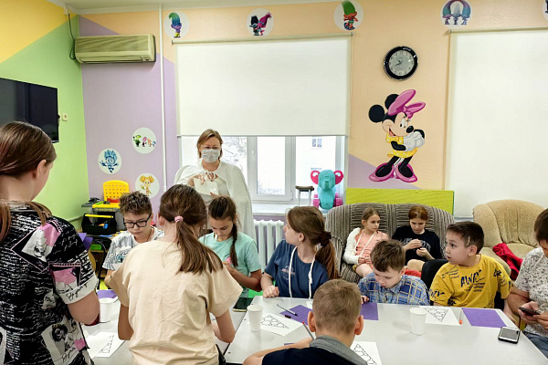 Помогал «Счастливый художник». Маленькие пациенты травмбольницы написали письмо Деду Морозу