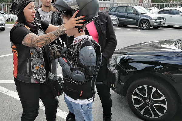 Крутые парни носят шлемы! Сургутские байкеры рассказали юным велосипедистам о важности защитной экипировки