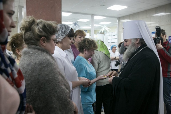 Митрополит Ханты-Мансийский и Сургутский Павел посетил юных пациентов Травматологической больницы