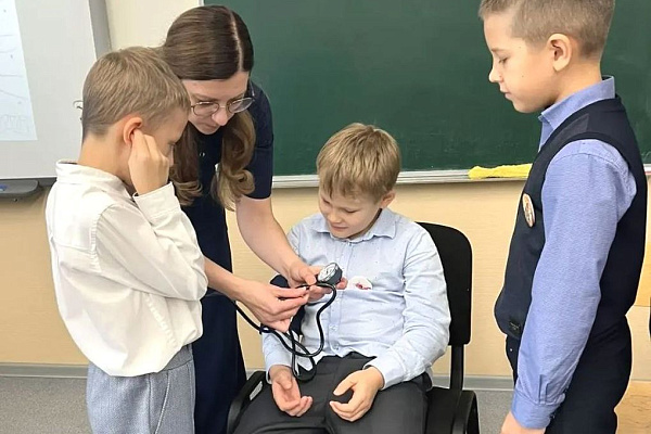 Какое давление у соседа по парте? Врач травмбольницы учила школьников пользоваться медицинскими приборами и оказывать первую помощь