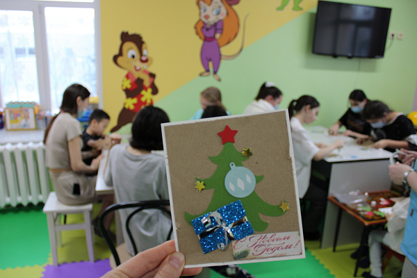 Новогоднее настроение - своими руками. Для юных пациентов травмбольницы провели творческий мастер-класс