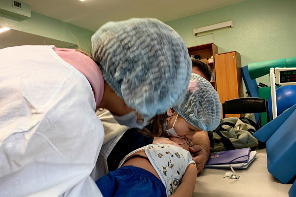 Сердечно-лёгочная реанимация и фиксация перелома. На экскурсии в Сургутской травмбольнице школьники учились оказывать первую помощь