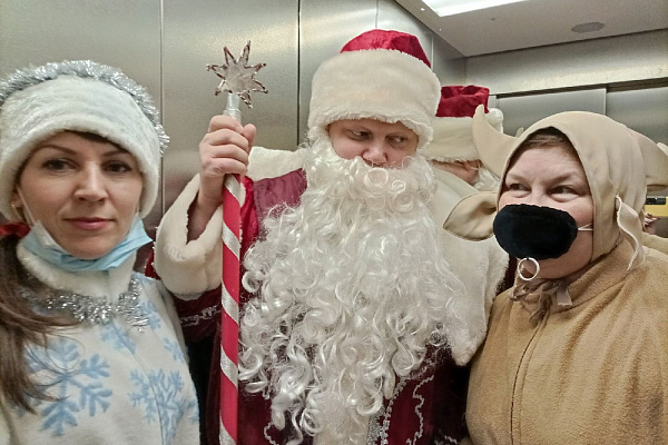 Наведались в каждое отделение. Сотрудников Сургутской травмбольницы поздравил Дед Мороз со своей сказочной свитой