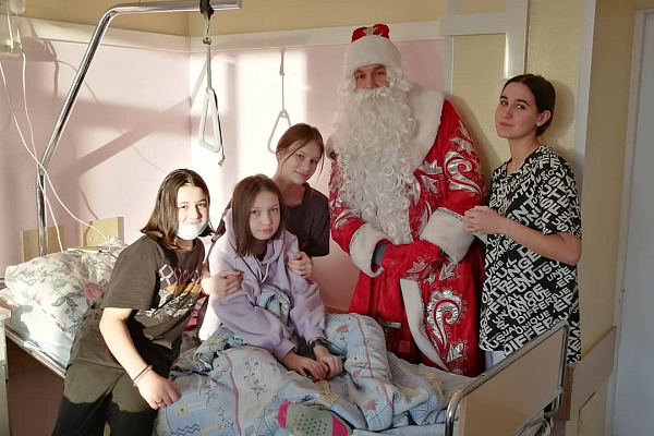 Всегда рады встрече! Пациентов детских отделений Сургутской травмбольницы вновь порадовал визит Деда Мороза 