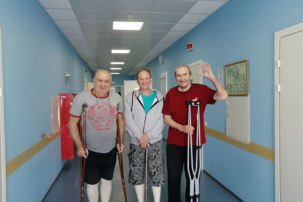 Очередная группа пациентов из ДНР после лечения в Сургутской травмбольнице отправляется домой