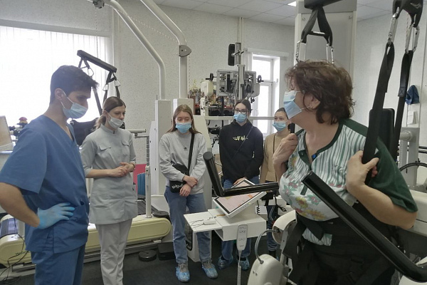 Трудно, но интересно. Будущие специалисты по адаптивной физкультуре познакомились с реабилитационной службой Сургутской травмбольницы