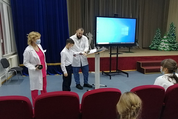 Весело, но небезопасно. Перед каникулами травматологи рассказали школьникам о рисках и последствиях зимних забав