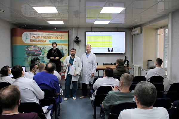 Защитники в белых халатах. Сотрудников Сургутской травмбольницы наградили за работу в зоне проведения СВО