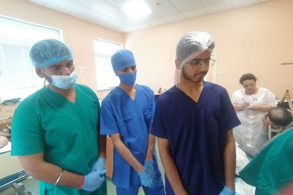 И снова здравствуйте! Иностранные студенты Мединститута СурГУ вернулись в Сургутскую травмбольницу на очередную практику