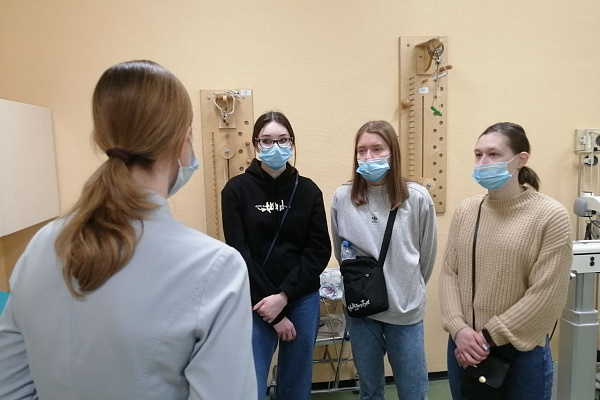 Трудно, но интересно. Будущие специалисты по адаптивной физкультуре познакомились с реабилитационной службой Сургутской травмбольницы