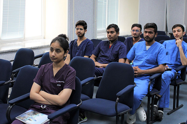 Около 40 иностранных студентов-медиков из Индии и Египта снова практикуются в Сургутской травмбольнице по окончании очередного учебного года