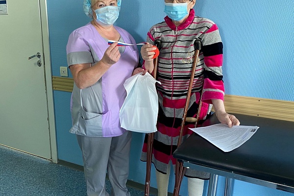 Праздничная выписка! Пациентам Травмбольницы вручили ленточки-триколор и подарочные наборы