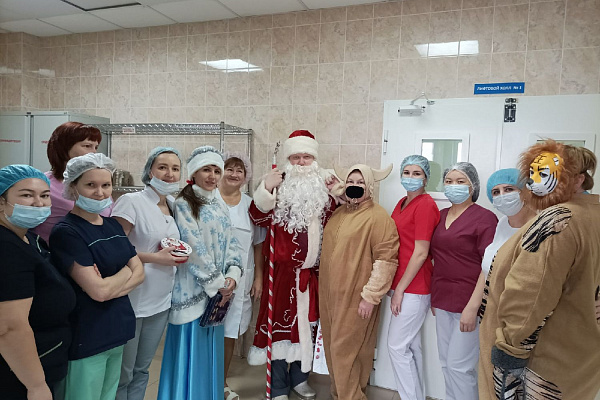Наведались в каждое отделение. Сотрудников Сургутской травмбольницы поздравил Дед Мороз со своей сказочной свитой