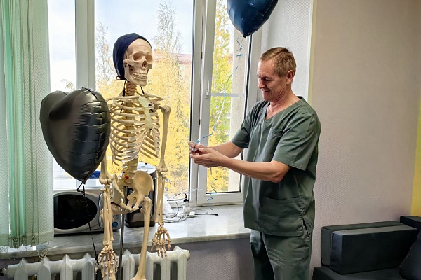 Сердечно-воздушная благодарность. В День врача пациенты детского отделения подарили своим докторам именные шарики