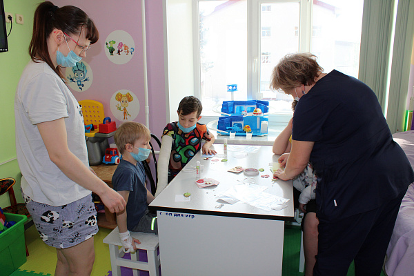 Из больницы - с любовью. Пациентам детского отделения травмбольницы помогли изготовить подарки для мам и бабушек