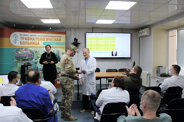 Защитники в белых халатах. Сотрудников Сургутской травмбольницы наградили за работу в зоне проведения СВО