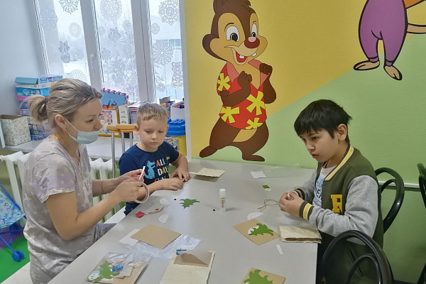 Здоровья, счастья и наушники. Пациенты детских отделений Сургутской травмбольницы написали письмо Деду Морозу