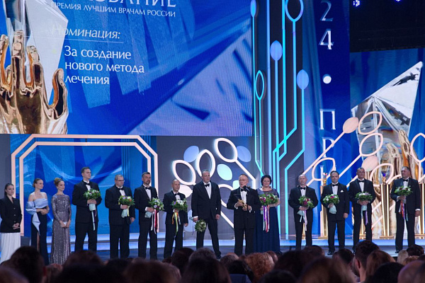 Нейрохирург Сургутской травмбольницы Александр Богословский получил главную медицинскую премию страны за разработку нового метода лечения