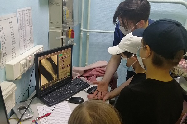 Видят людей насквозь! В Сургутской травмбольнице школьники познакомились с работой специалистов лучевой и инструментальной диагностики