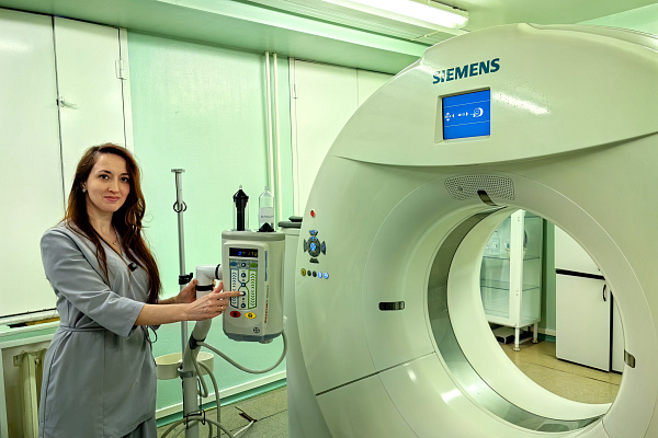 Рентгенологи Сургутской травмбольницы дистанционно обрабатывают КТ-снимки пациентов макеевской клиники