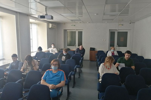 Ждем оценок. Сотрудники и пациенты Сургутской травматологической больницы вместе со всей страной написали Тотальный диктант