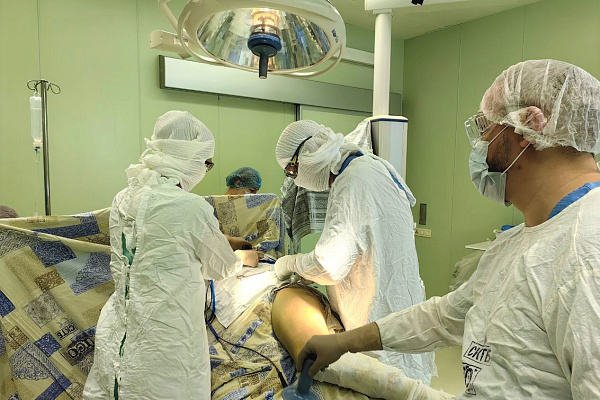 Врачи Сургутской травмбольницы успешно восстанавливают подвижность суставов и избавляют пациентов от боли