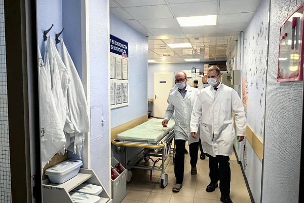 «Работа выстроена в нужном направлении». Руководитель окружного Депздрава Р.В. Паськов побывал в Сургутской травмбольнице