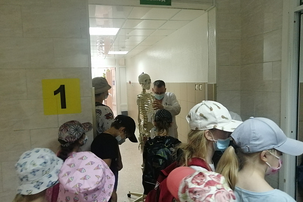 Видят людей насквозь! В Сургутской травмбольнице школьники познакомились с работой специалистов лучевой и инструментальной диагностики