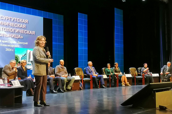 Звали на работу и в ординатуру. Руководители медицинских организаций Сургута встретились с выпускниками-медиками