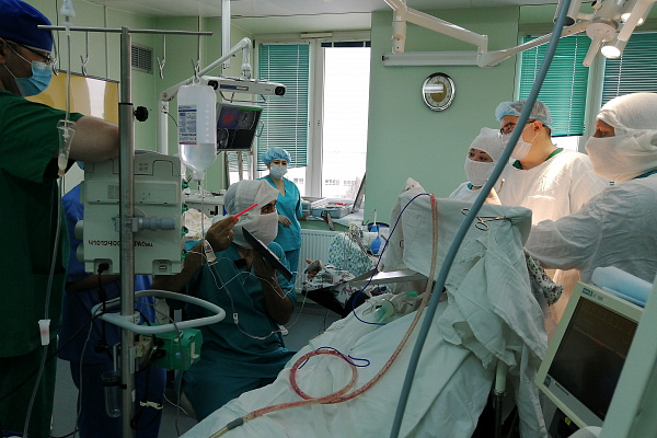 Переводчика – в операционную! Сургутские нейрохирурги удалили опухоль головного мозга гражданке Китайской Народной Республики