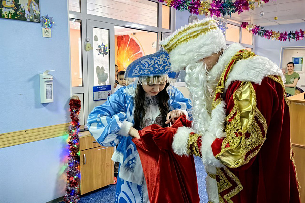 Пациенты детских отделений Сургутской травмбольницы принимают поздравления с Новым годом от разных организаций