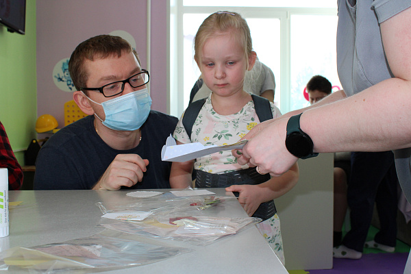Из больницы - с любовью. Пациентам детского отделения травмбольницы помогли изготовить подарки для мам и бабушек