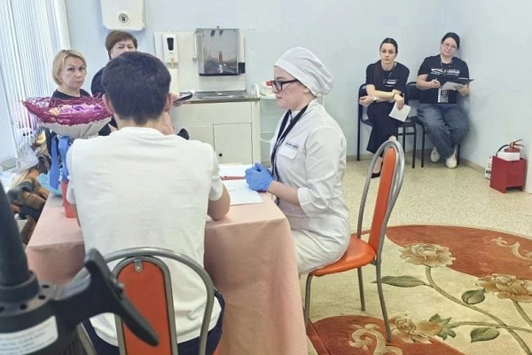 10 медицинских сестёр Сургутской травматологической больницы работают индустриальными экспертами на чемпионате «Профессионалы‑2026» 