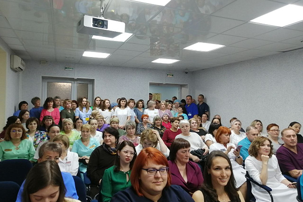 Около двухсот сотрудников Сургутской травмбольницы накануне Дня медицинского работника получили награды, благодарности и звания