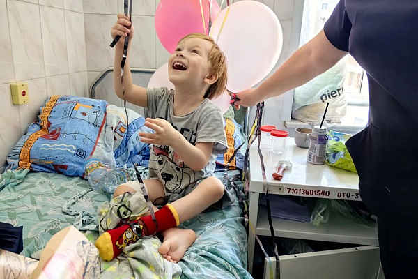 Радость вопреки обстоятельствам: в Сургутской травмбольнице поздравили маленьких пациентов с Днем защиты детей