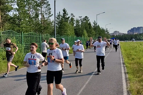 Дню медика — здоровый старт! Врачи со всей Югры вышли на общую пробежку в честь своего профессионального праздника