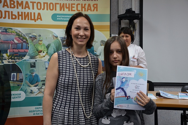 «Мы знаем правила дорожного движения!» В Травмбольнице подвели итоги детского конкурса рисунков «Добрая дорога домой»