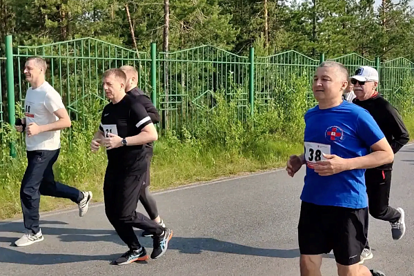 Дню медика — здоровый старт! Врачи со всей Югры вышли на общую пробежку в честь своего профессионального праздника
