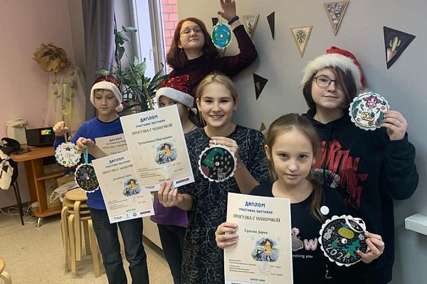 «Прогулка с мамочкой»! В детском отделении Травмбольницы организована творческая выставка юных художников Сургута