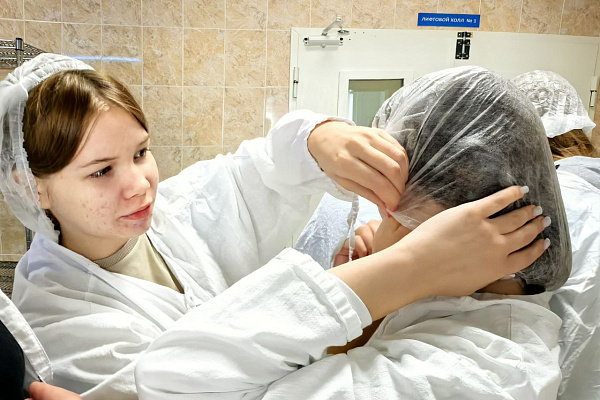 Безвозмездно и взаимовыгодно. Сургутская травмбольница заключила соглашения о сотрудничестве со школами, где организованы медицинские классы