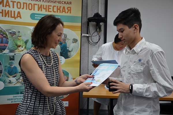 «Мы знаем правила дорожного движения!» В Травмбольнице подвели итоги детского конкурса рисунков «Добрая дорога домой»