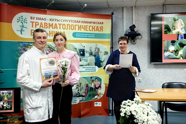 В Сургутской травмбольнице поздравили сестринский коллектив с Международным днём медицинской сестры
