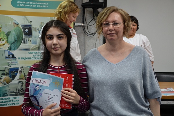 «Мы знаем правила дорожного движения!» В Травмбольнице подвели итоги детского конкурса рисунков «Добрая дорога домой»