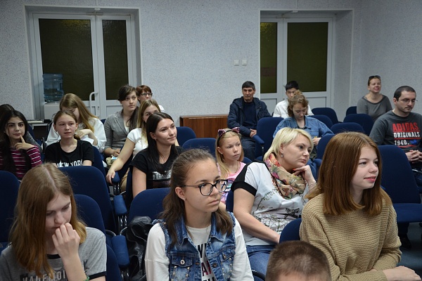 «Мы знаем правила дорожного движения!» В Травмбольнице подвели итоги детского конкурса рисунков «Добрая дорога домой»