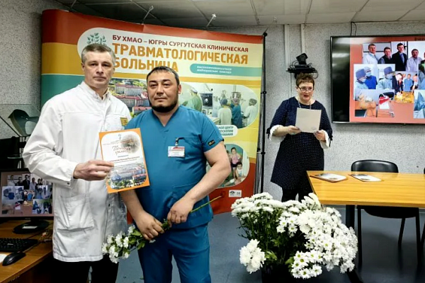 В Сургутской травмбольнице поздравили сестринский коллектив с Международным днём медицинской сестры