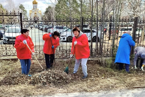 Наш майский трудовой десант. Коллектив Сургутской травмбольницы вышел на субботник