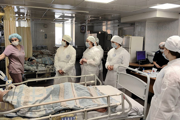 Увидеть "большую медицину" по счастливому билету. Студенты-медики познакомились с сестринскими специальностями в травмбольнице